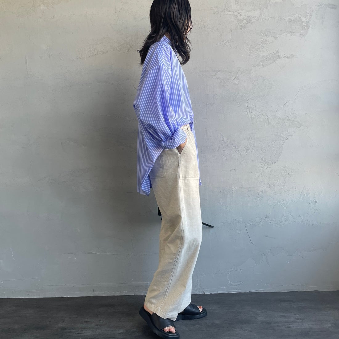 UNIVERSAL OVERALL [ユニバーサルオーバーオール] 別注 リネンイージーベイカーパンツ [U2512605IN-JF] NATURAL &&モデル身長：160cm 着用サイズ：M&&