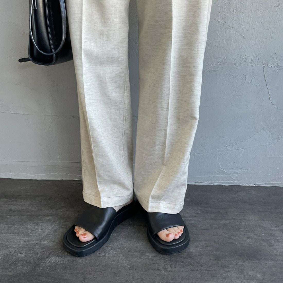 UNIVERSAL OVERALL [ユニバーサルオーバーオール] 別注 リネンイージーベイカーパンツ [U2512605IN-JF] NATURAL &&モデル身長：160cm 着用サイズ：M&&