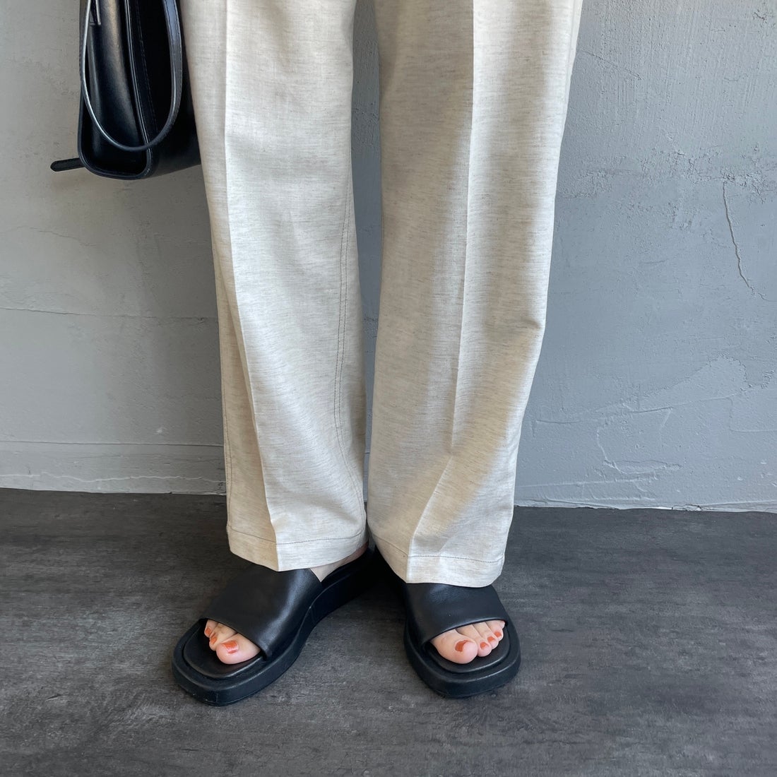 UNIVERSAL OVERALL [ユニバーサルオーバーオール] 別注 リネンイージーベイカーパンツ [U2512605IN-JF] NATURAL &&モデル身長：160cm 着用サイズ：M&&