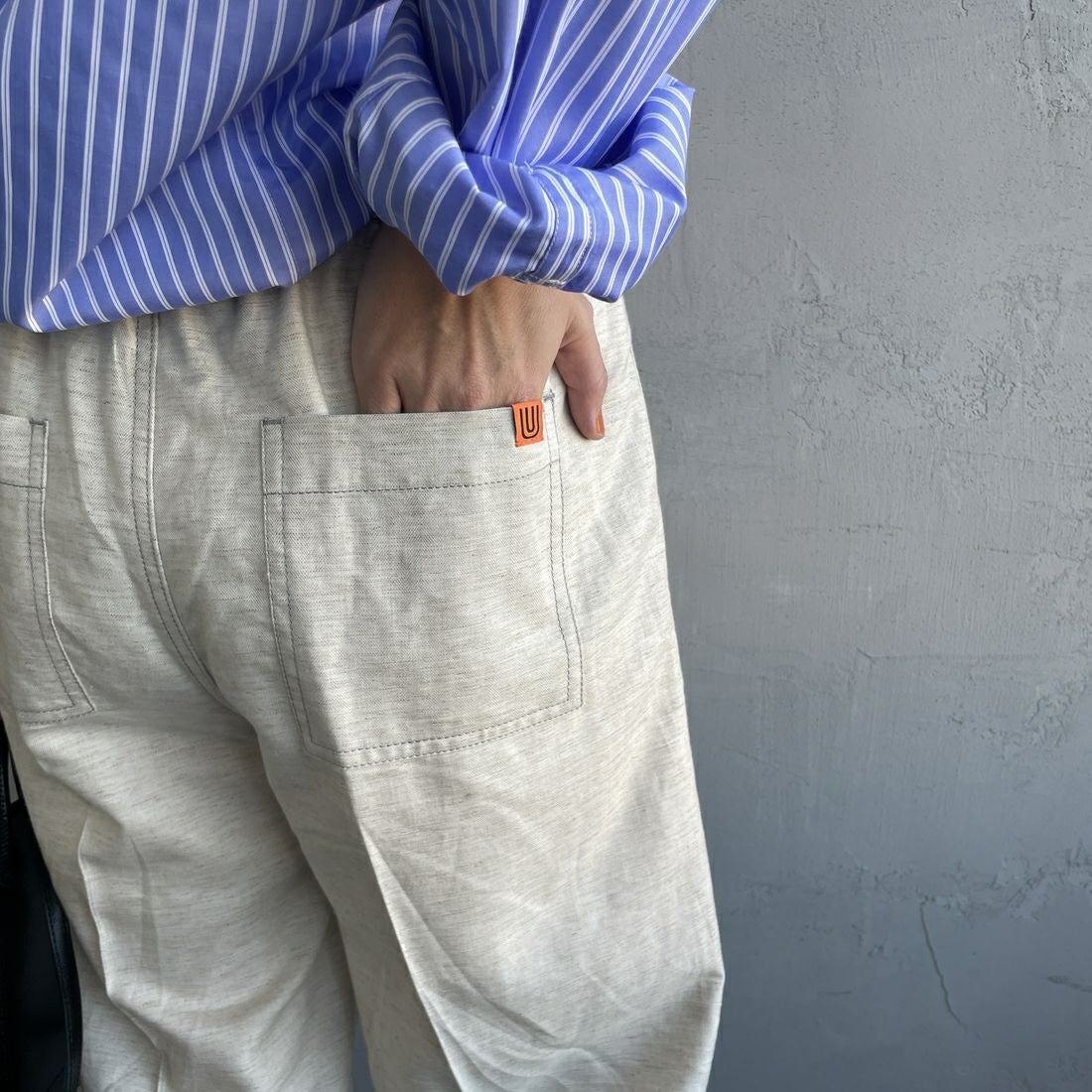 UNIVERSAL OVERALL [ユニバーサルオーバーオール] 別注 リネンイージーベイカーパンツ [U2512605IN-JF] NATURAL &&モデル身長：160cm 着用サイズ：M&&