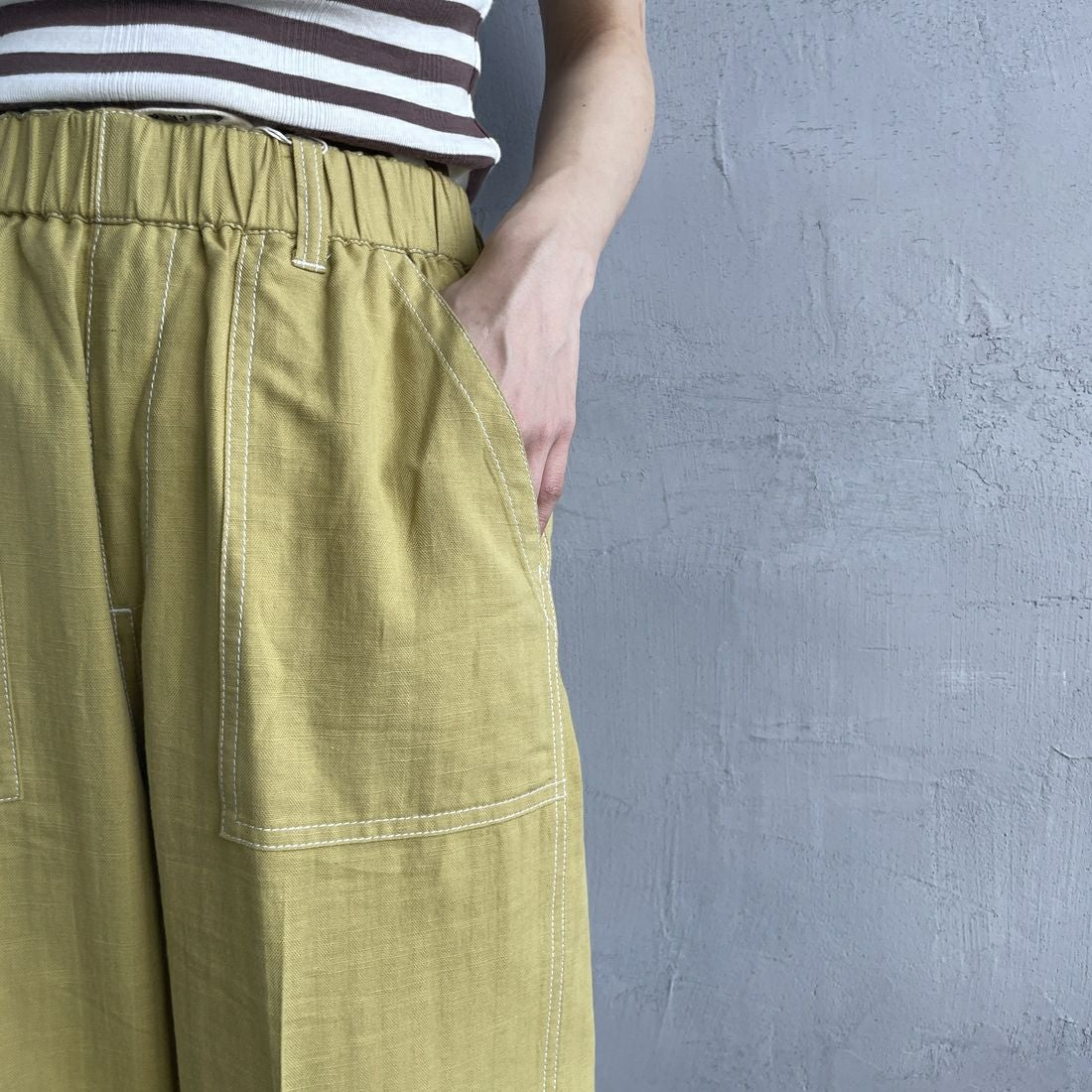 UNIVERSAL OVERALL [ユニバーサルオーバーオール] 別注 リネンイージーベイカーパンツ [U2512605IN-JF] YELLOW &&モデル身長：158cm 着用サイズ：M&&