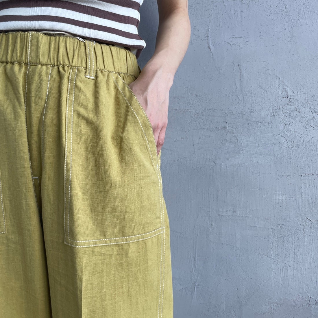 UNIVERSAL OVERALL [ユニバーサルオーバーオール] 別注 リネンイージーベイカーパンツ [U2512605IN-JF] YELLOW &&モデル身長：158cm 着用サイズ：M&&