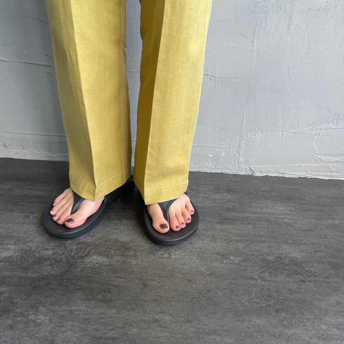 UNIVERSAL OVERALL [ユニバーサルオーバーオール] 別注 リネンイージーベイカーパンツ [U2512605IN-JF] YELLOW &&モデル身長：158cm 着用サイズ：M&&