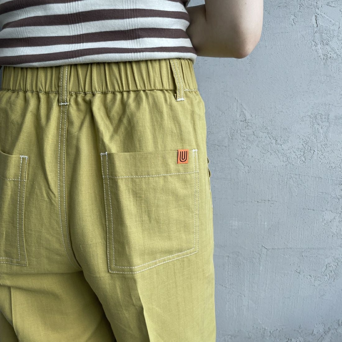 UNIVERSAL OVERALL [ユニバーサルオーバーオール] 別注 リネンイージーベイカーパンツ [U2512605IN-JF] YELLOW &&モデル身長：158cm 着用サイズ：M&&