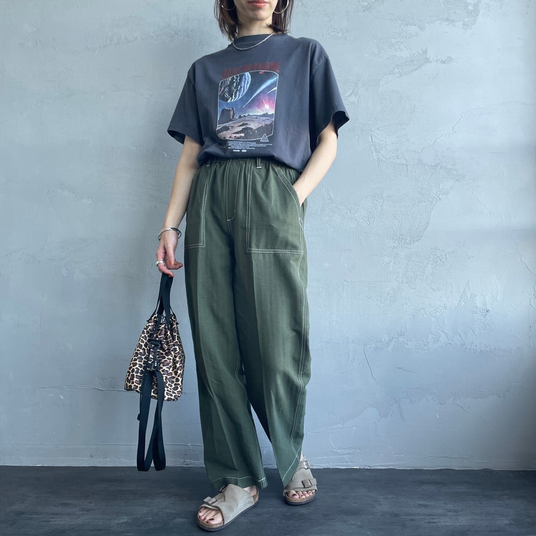 UNIVERSAL OVERALL [ユニバーサルオーバーオール] 別注 リネンイージーベイカーパンツ [U2512605IN-JF] OLIVE &&モデル身長：158cm 着用サイズ：M&&