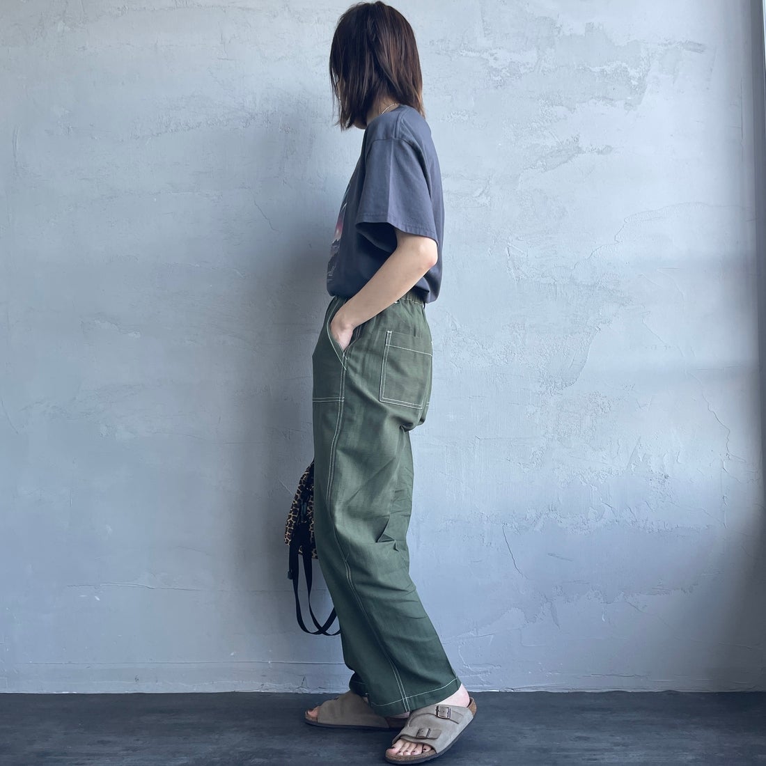 UNIVERSAL OVERALL [ユニバーサルオーバーオール] 別注 リネンイージーベイカーパンツ [U2512605IN-JF] OLIVE &&モデル身長：158cm 着用サイズ：M&&