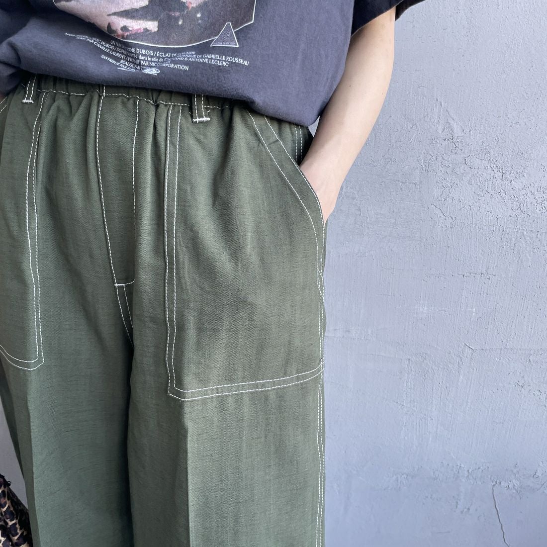 UNIVERSAL OVERALL [ユニバーサルオーバーオール] 別注 リネンイージーベイカーパンツ [U2512605IN-JF] OLIVE &&モデル身長：158cm 着用サイズ：M&&