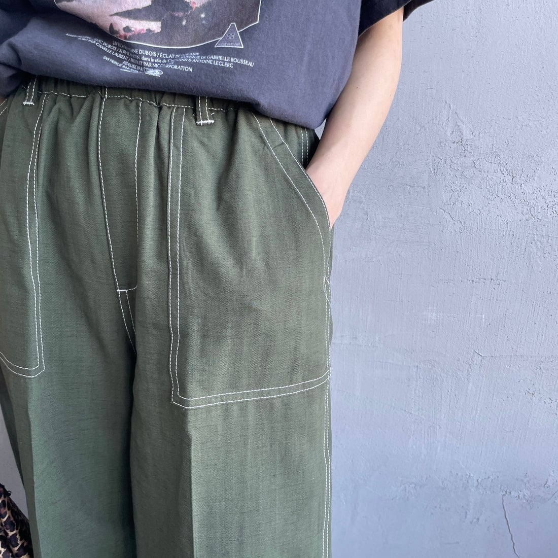 UNIVERSAL OVERALL [ユニバーサルオーバーオール] 別注 リネンイージーベイカーパンツ [U2512605IN-JF] OLIVE &&モデル身長：158cm 着用サイズ：M&&