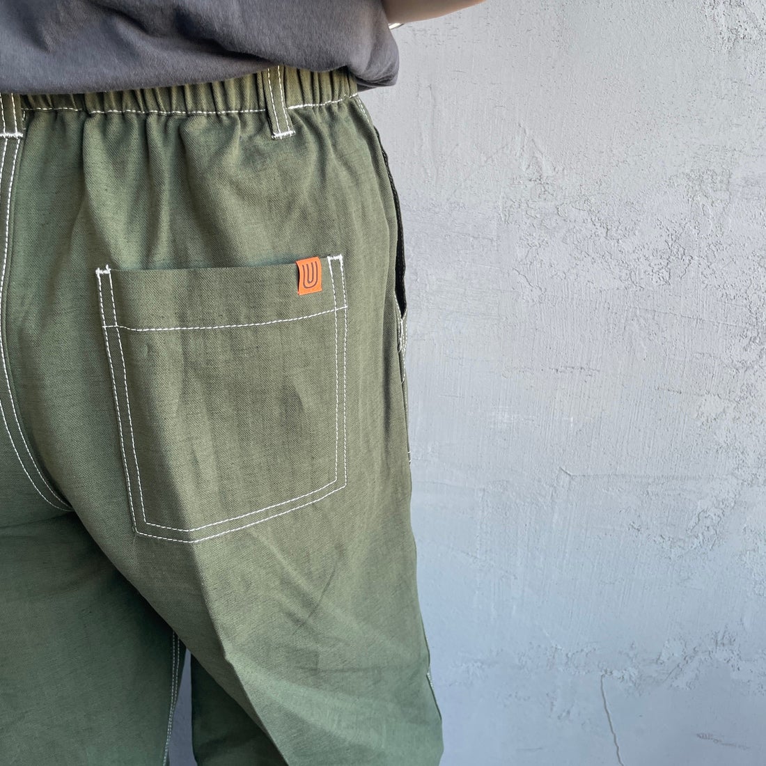 UNIVERSAL OVERALL [ユニバーサルオーバーオール] 別注 リネンイージーベイカーパンツ [U2512605IN-JF] OLIVE &&モデル身長：158cm 着用サイズ：M&&