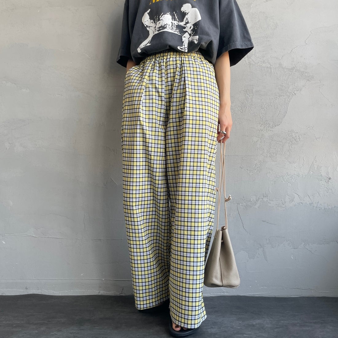 UNIVERSAL OVERALL [ユニバーサルオーバーオール] 別注 総柄イージーワイドパンツ [U2512634IN-JF] YELﾁｪｯｸ &&モデル身長：158cm 着用サイズ：F&&