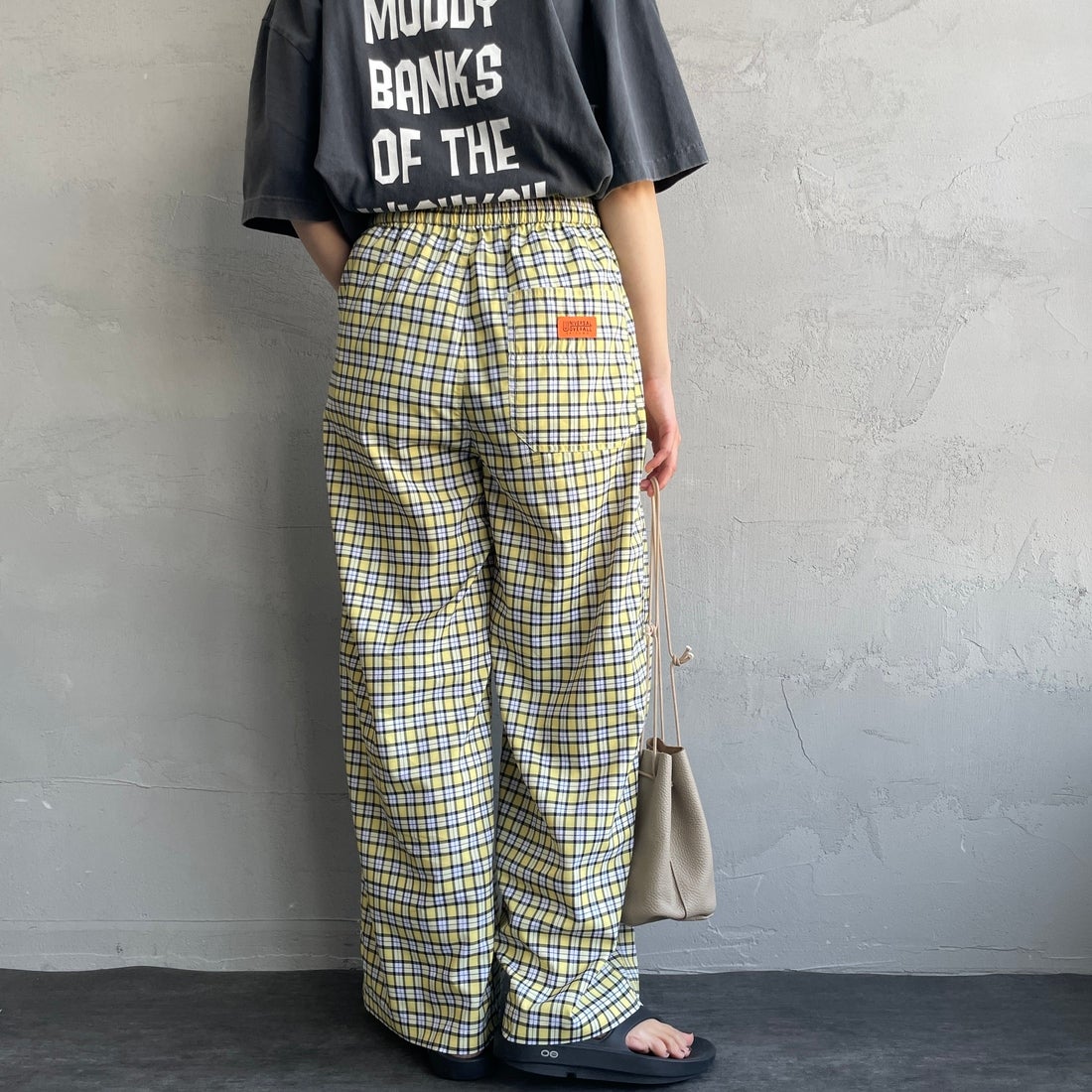 UNIVERSAL OVERALL [ユニバーサルオーバーオール] 別注 総柄イージーワイドパンツ [U2512634IN-JF] YELﾁｪｯｸ &&モデル身長：158cm 着用サイズ：F&&