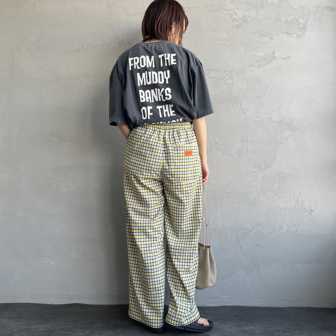 UNIVERSAL OVERALL [ユニバーサルオーバーオール] 別注 総柄イージーワイドパンツ [U2512634IN-JF] YELﾁｪｯｸ &&モデル身長：158cm 着用サイズ：F&&