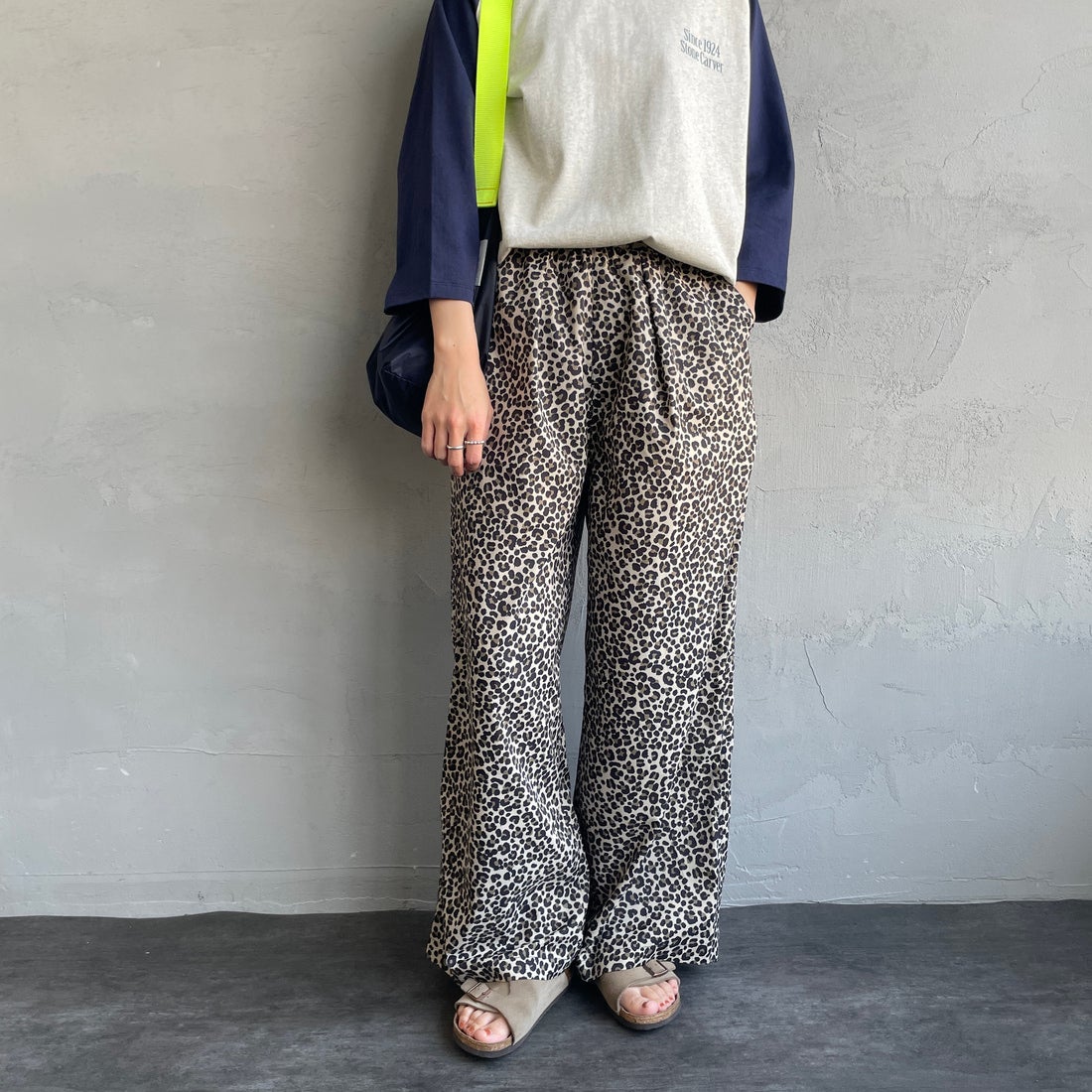 UNIVERSAL OVERALL [ユニバーサルオーバーオール] 別注 総柄イージーワイドパンツ [U2512634IN-JF] BEGﾚｵﾊﾟｰﾄﾞ &&モデル身長：160cm 着用サイズ：F&&