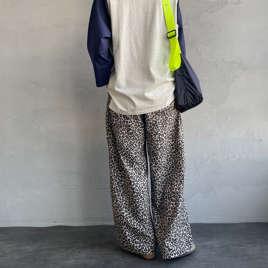 UNIVERSAL OVERALL [ユニバーサルオーバーオール] 別注 総柄イージーワイドパンツ [U2512634IN-JF] BEGﾚｵﾊﾟｰﾄﾞ &&モデル身長：160cm 着用サイズ：F&&