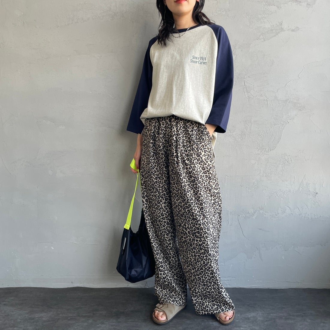 UNIVERSAL OVERALL [ユニバーサルオーバーオール] 別注 総柄イージーワイドパンツ [U2512634IN-JF] BEGﾚｵﾊﾟｰﾄﾞ &&モデル身長：160cm 着用サイズ：F&&