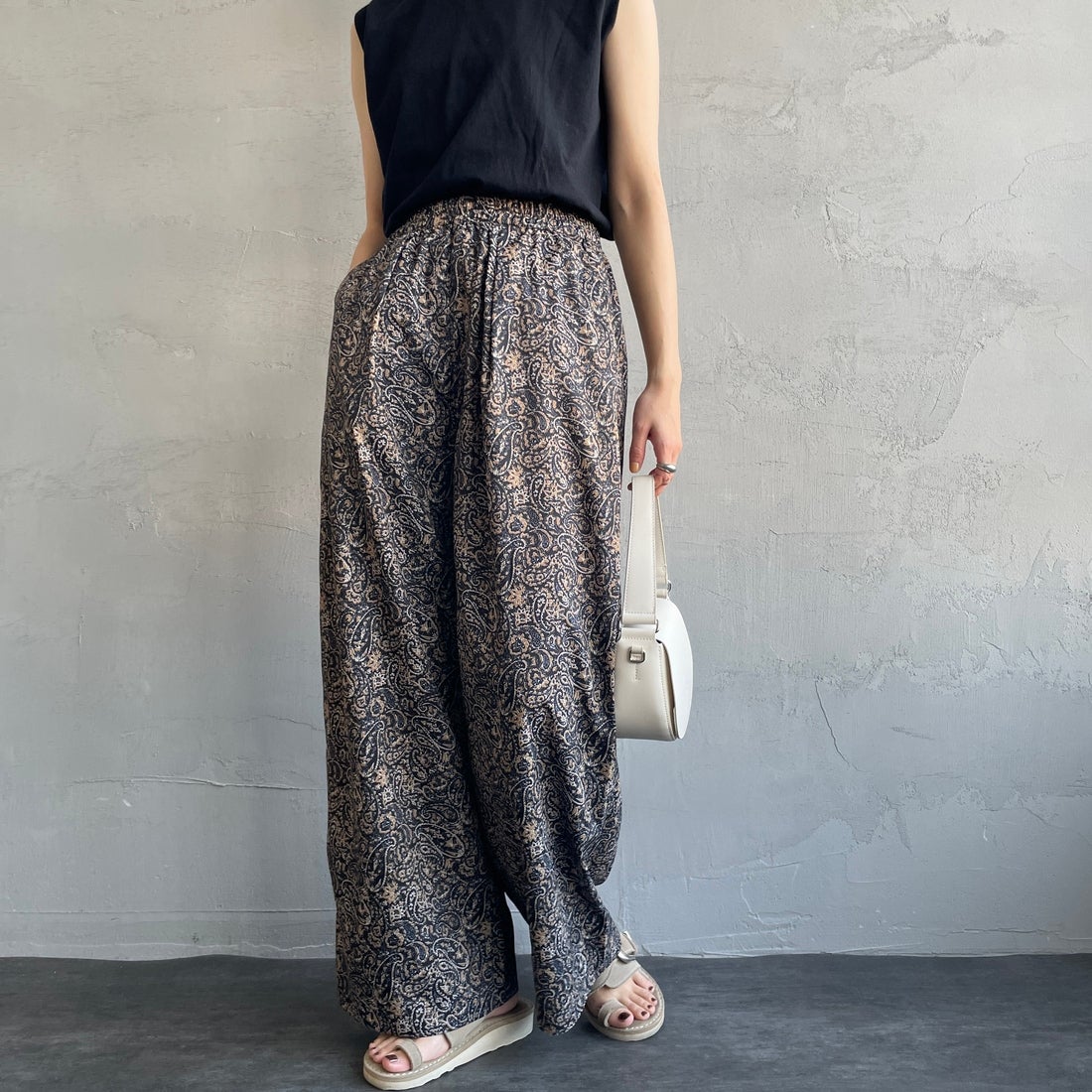 UNIVERSAL OVERALL [ユニバーサルオーバーオール] 別注 総柄イージーワイドパンツ [U2512634IN-JF] NVYﾍﾟｲｽﾞﾘｰ &&モデル身長：158cm 着用サイズ：F&&