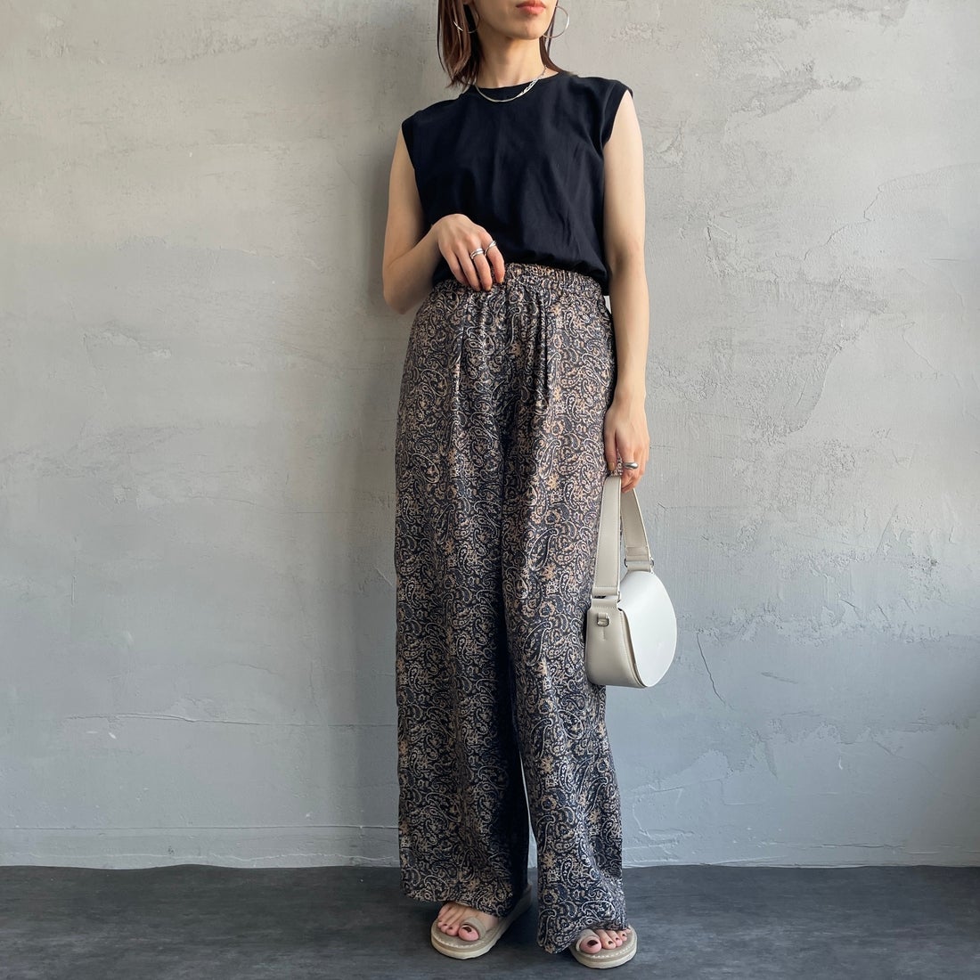 UNIVERSAL OVERALL [ユニバーサルオーバーオール] 別注 総柄イージーワイドパンツ [U2512634IN-JF] NVYﾍﾟｲｽﾞﾘｰ &&モデル身長：158cm 着用サイズ：F&&