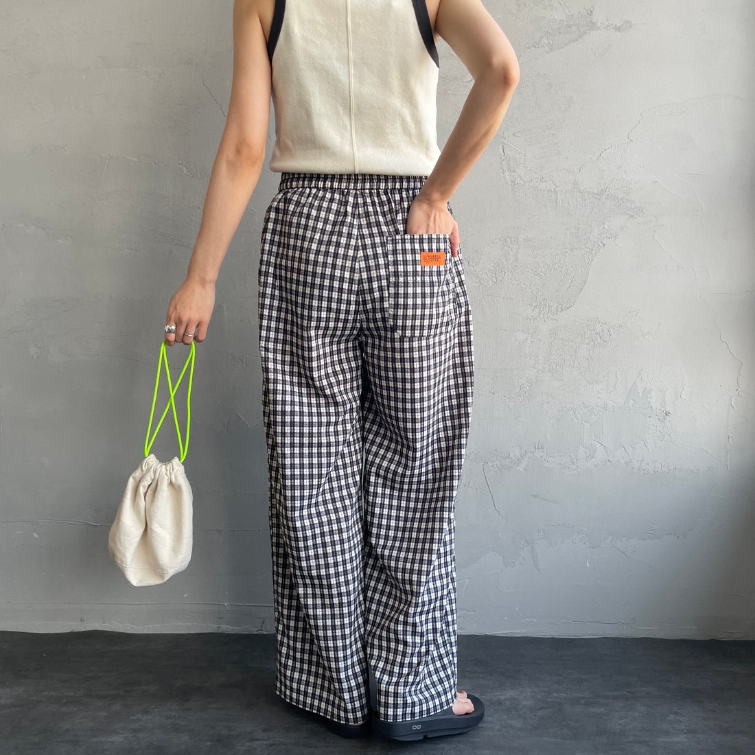 UNIVERSAL OVERALL [ユニバーサルオーバーオール] 別注 総柄イージーワイドパンツ [U2512634IN-JF] BLKﾁｪｯｸ &&モデル身長：160cm 着用サイズ：F&&