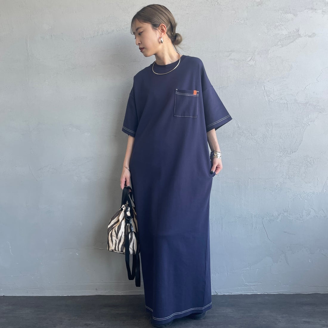 UNIVERSAL OVERALL [ユニバーサルオーバーオール] 別注 配色ステッチ マキシ丈ワンピース [U2512807IN-JF] NAVY &&モデル身長：150cm 着用サイズ：F&&