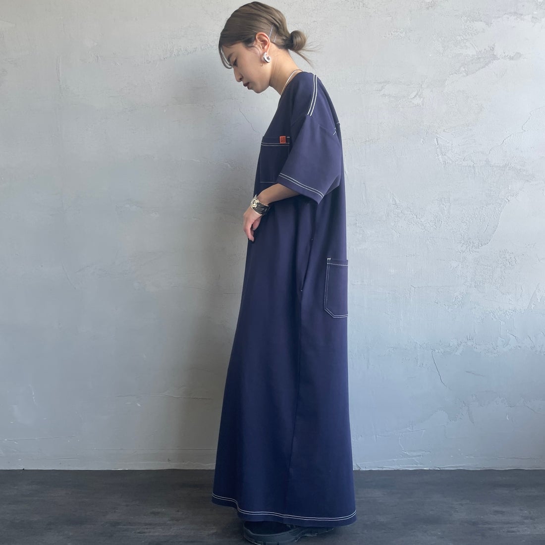 UNIVERSAL OVERALL [ユニバーサルオーバーオール] 別注 配色ステッチ マキシ丈ワンピース [U2512807IN-JF] NAVY &&モデル身長：150cm 着用サイズ：F&&
