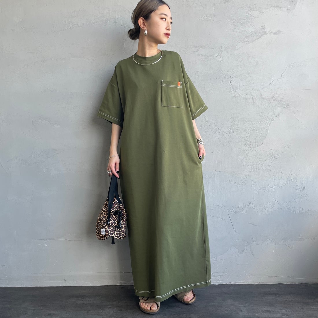 UNIVERSAL OVERALL [ユニバーサルオーバーオール] 別注 配色ステッチ マキシ丈ワンピース [U2512807IN-JF] OLIVE &&モデル身長：150cm 着用サイズ：F&&