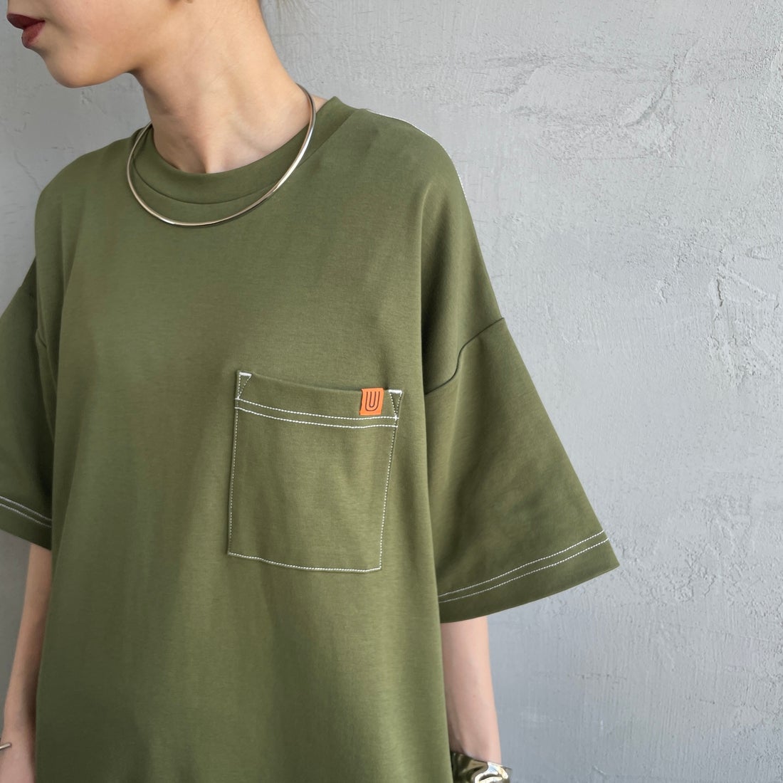 UNIVERSAL OVERALL [ユニバーサルオーバーオール] 別注 配色ステッチ マキシ丈ワンピース [U2512807IN-JF] OLIVE &&モデル身長：150cm 着用サイズ：F&&