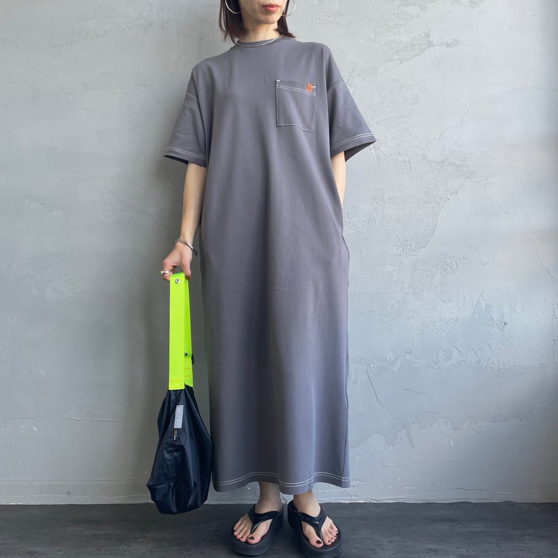 UNIVERSAL OVERALL [ユニバーサルオーバーオール] 別注 配色ステッチ マキシ丈ワンピース [U2512807IN-JF] CHARCOAL &&モデル身長：158cm 着用サイズ：F&&