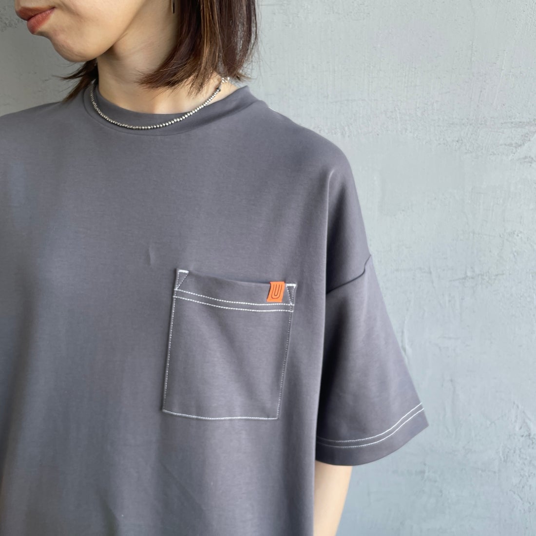 UNIVERSAL OVERALL [ユニバーサルオーバーオール] 別注 配色ステッチ マキシ丈ワンピース [U2512807IN-JF] CHARCOAL &&モデル身長：158cm 着用サイズ：F&&