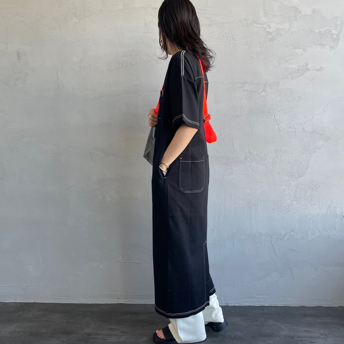 UNIVERSAL OVERALL [ユニバーサルオーバーオール] 別注 配色ステッチ マキシ丈ワンピース [U2512807IN-JF] BLACK &&モデル身長：160m 着用サイズ：F&&&&モデル身長：160m 着用サイズ：F&&