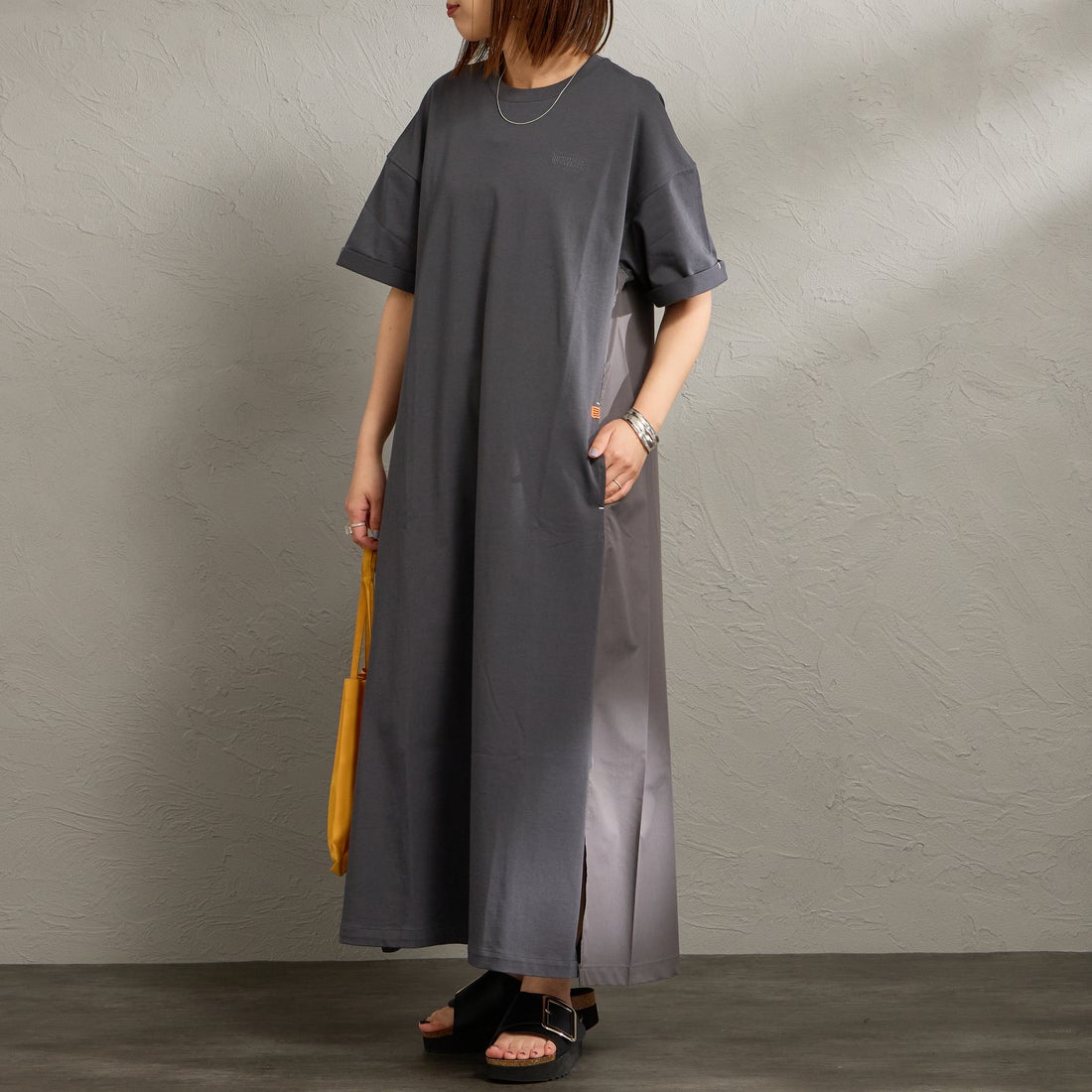 UNIVERSAL OVERALL [ユニバーサルオーバーオール] 別注 異素材切り替え マキシ丈ワンピース [U2512812IN-JF] CHARCOAL &&モデル身長：159cm 着用サイズ：F&&