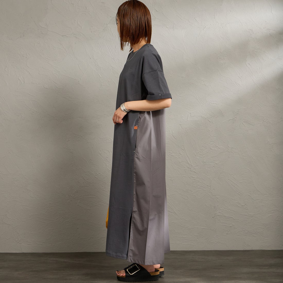 UNIVERSAL OVERALL [ユニバーサルオーバーオール] 別注 異素材切り替え マキシ丈ワンピース [U2512812IN-JF] CHARCOAL &&モデル身長：159cm 着用サイズ：F&&