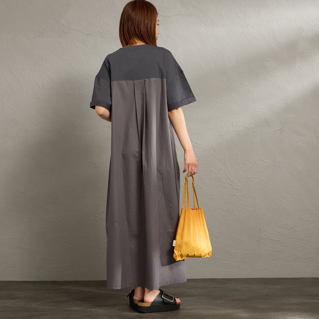 UNIVERSAL OVERALL [ユニバーサルオーバーオール] 別注 異素材切り替え マキシ丈ワンピース [U2512812IN-JF] CHARCOAL &&モデル身長：159cm 着用サイズ：F&&