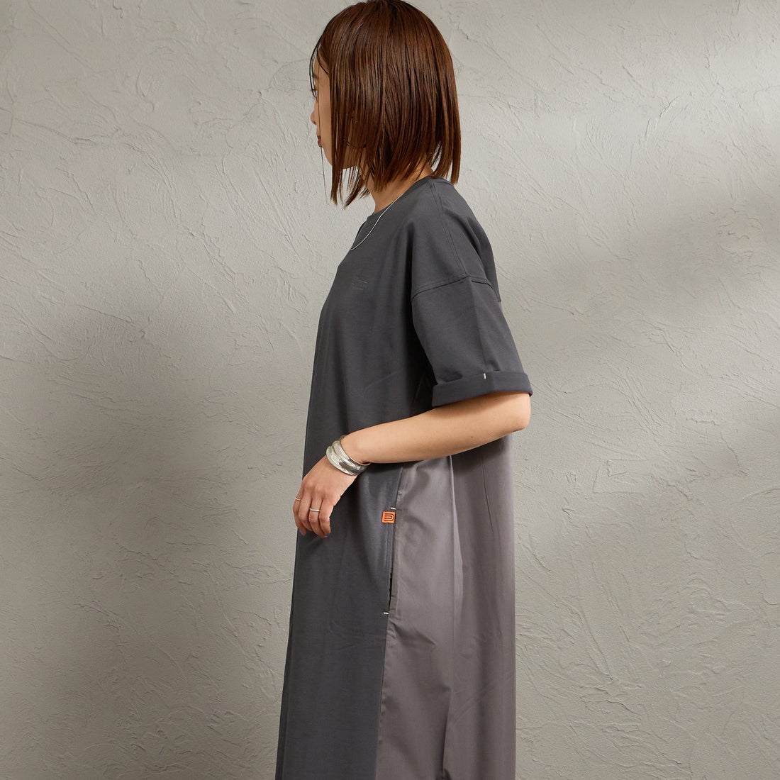 UNIVERSAL OVERALL [ユニバーサルオーバーオール] 別注 異素材切り替え マキシ丈ワンピース [U2512812IN-JF] CHARCOAL &&モデル身長：159cm 着用サイズ：F&&