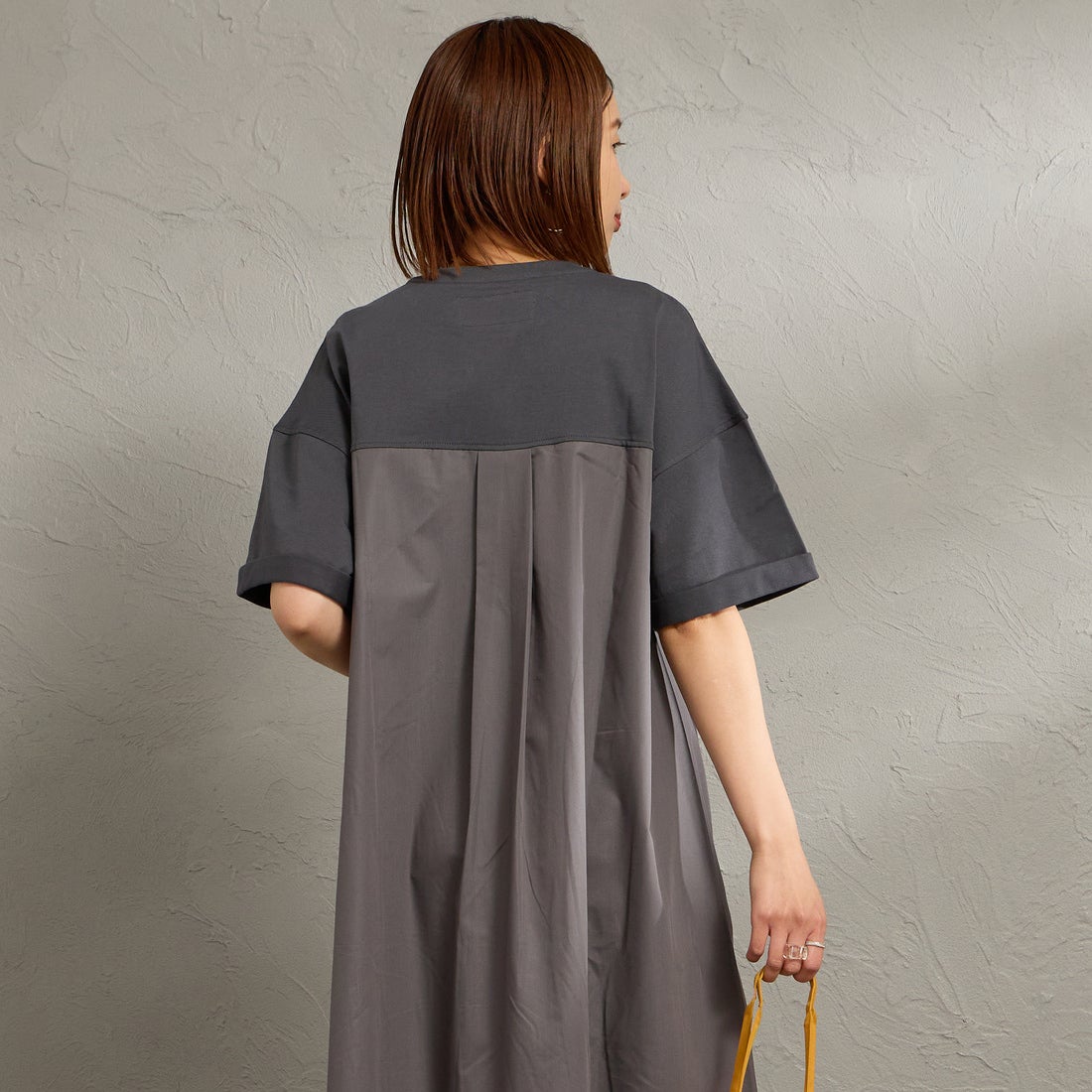 UNIVERSAL OVERALL [ユニバーサルオーバーオール] 別注 異素材切り替え マキシ丈ワンピース [U2512812IN-JF] CHARCOAL &&モデル身長：159cm 着用サイズ：F&&