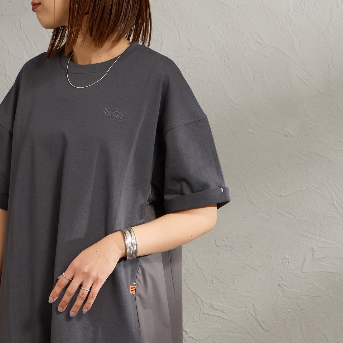 UNIVERSAL OVERALL [ユニバーサルオーバーオール] 別注 異素材切り替え マキシ丈ワンピース [U2512812IN-JF] CHARCOAL &&モデル身長：159cm 着用サイズ：F&&