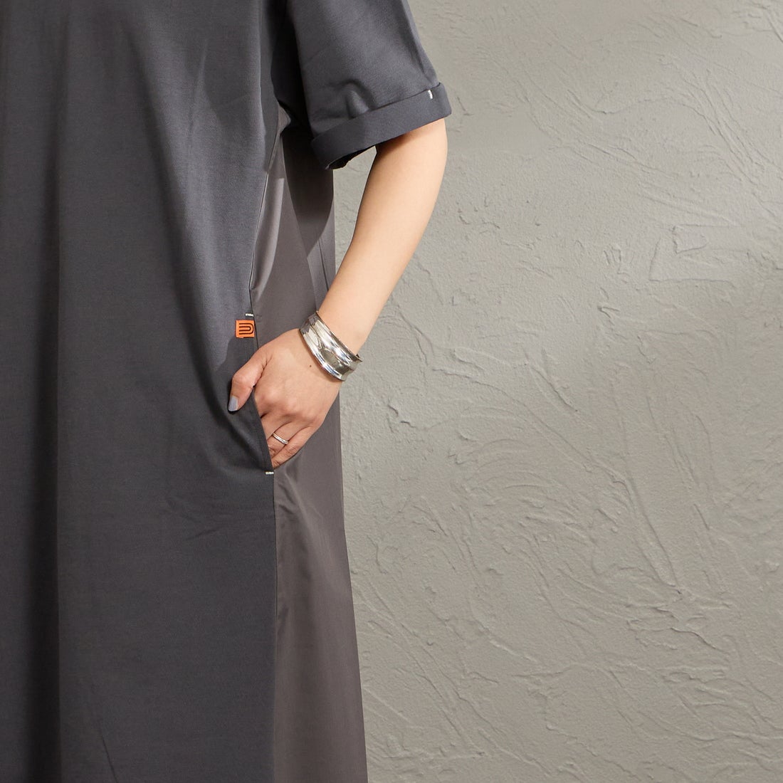 UNIVERSAL OVERALL [ユニバーサルオーバーオール] 別注 異素材切り替え マキシ丈ワンピース [U2512812IN-JF] CHARCOAL &&モデル身長：159cm 着用サイズ：F&&