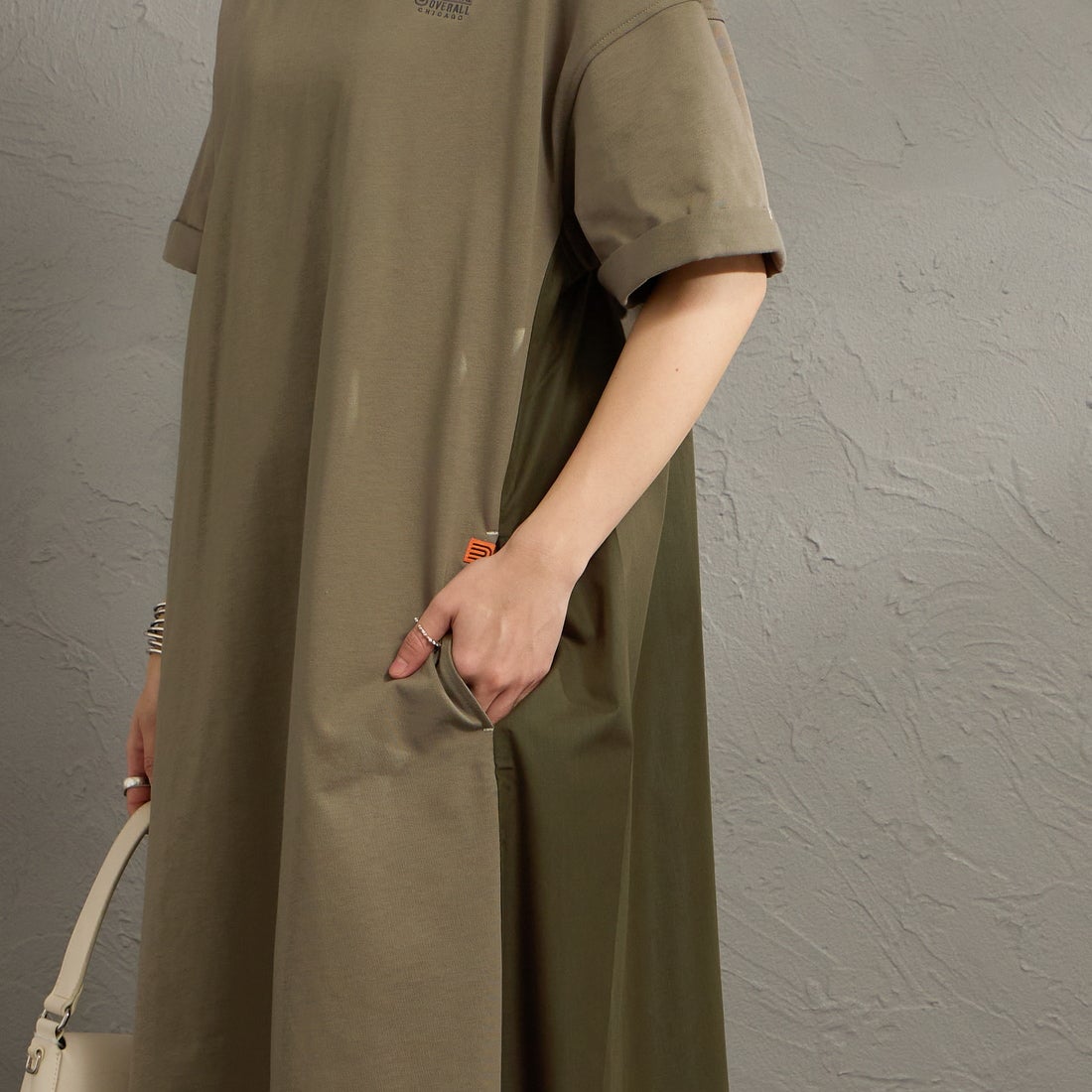 UNIVERSAL OVERALL [ユニバーサルオーバーオール] 別注 異素材切り替え マキシ丈ワンピース [U2512812IN-JF] GREIGE &&モデル身長：158cm 着用サイズ：F&&