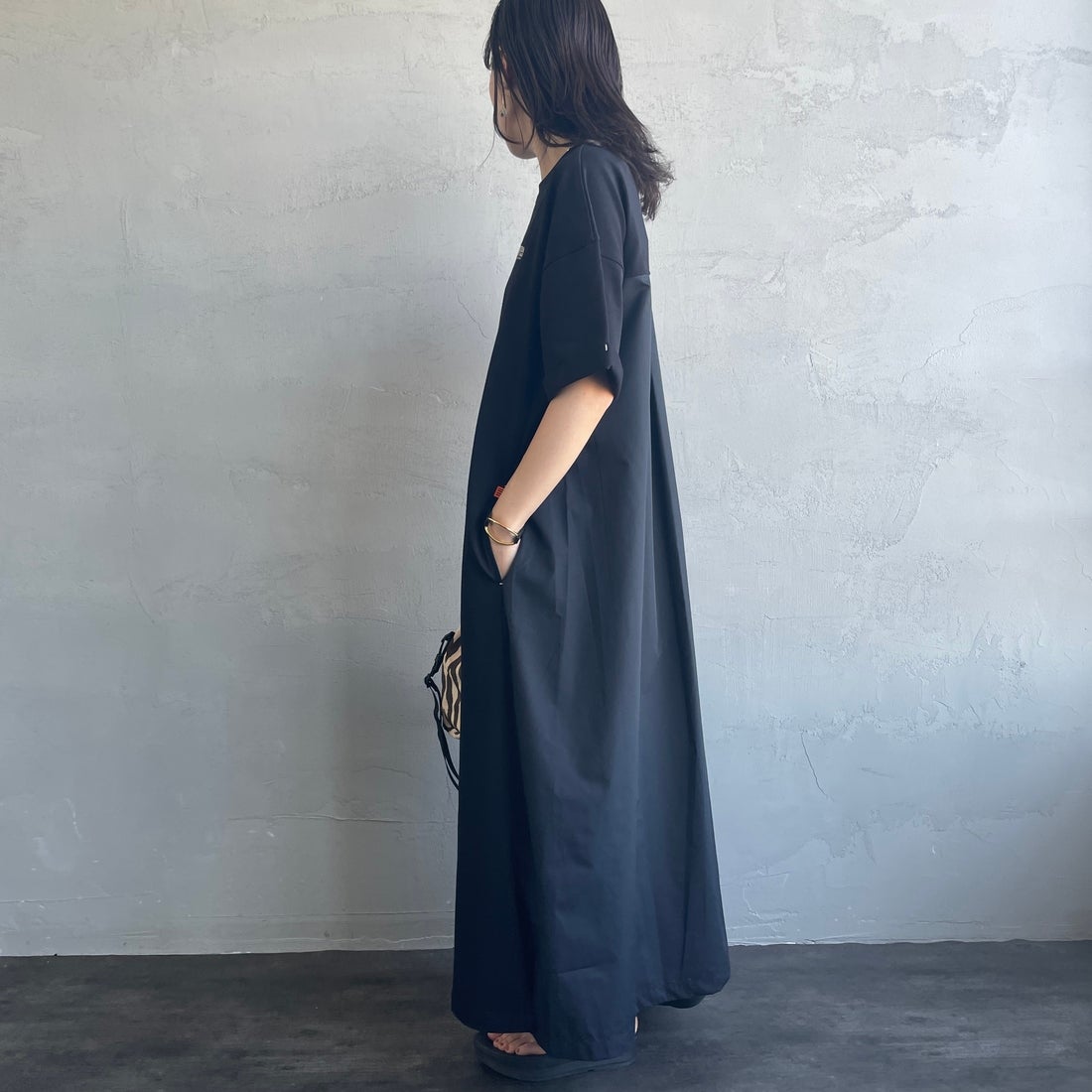 UNIVERSAL OVERALL [ユニバーサルオーバーオール] 別注 異素材切り替え マキシ丈ワンピース [U2512812IN-JF] BLACK &&モデル身長：160cm 着用サイズ：F&&