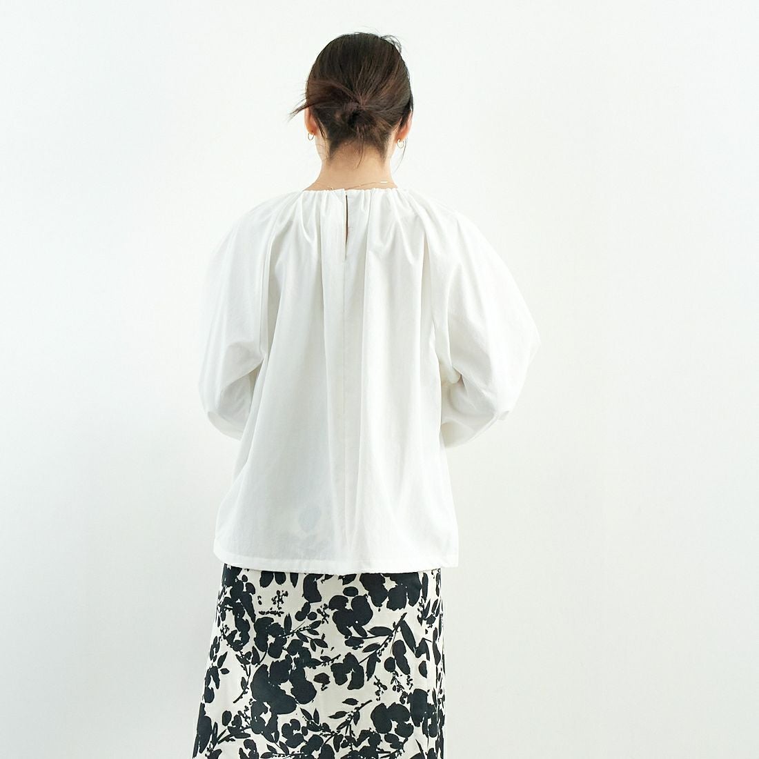 MICA&DEAL [マイカアンドディール] バルーンスリーブブラウス [0125101030] WHITE &&モデル身長：167cm 着用サイズ：F&&