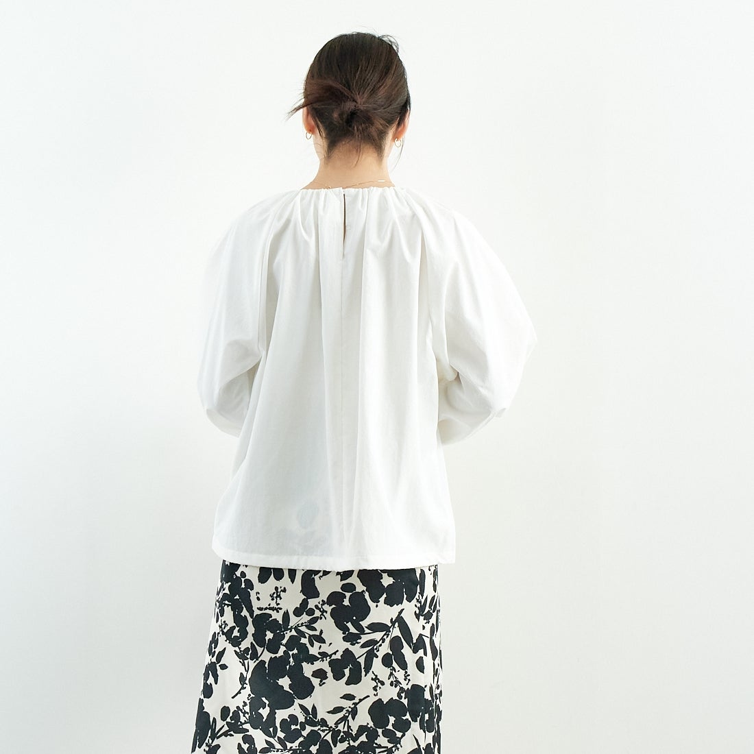 MICA&DEAL [マイカアンドディール] バルーンスリーブブラウス [0125101030] WHITE &&モデル身長：167cm 着用サイズ：F&&