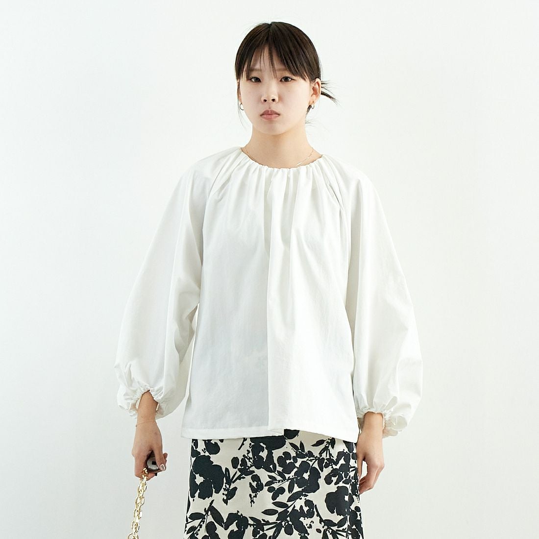 MICA&DEAL [マイカアンドディール] バルーンスリーブブラウス [0125101030] WHITE &&モデル身長：167cm 着用サイズ：F&&