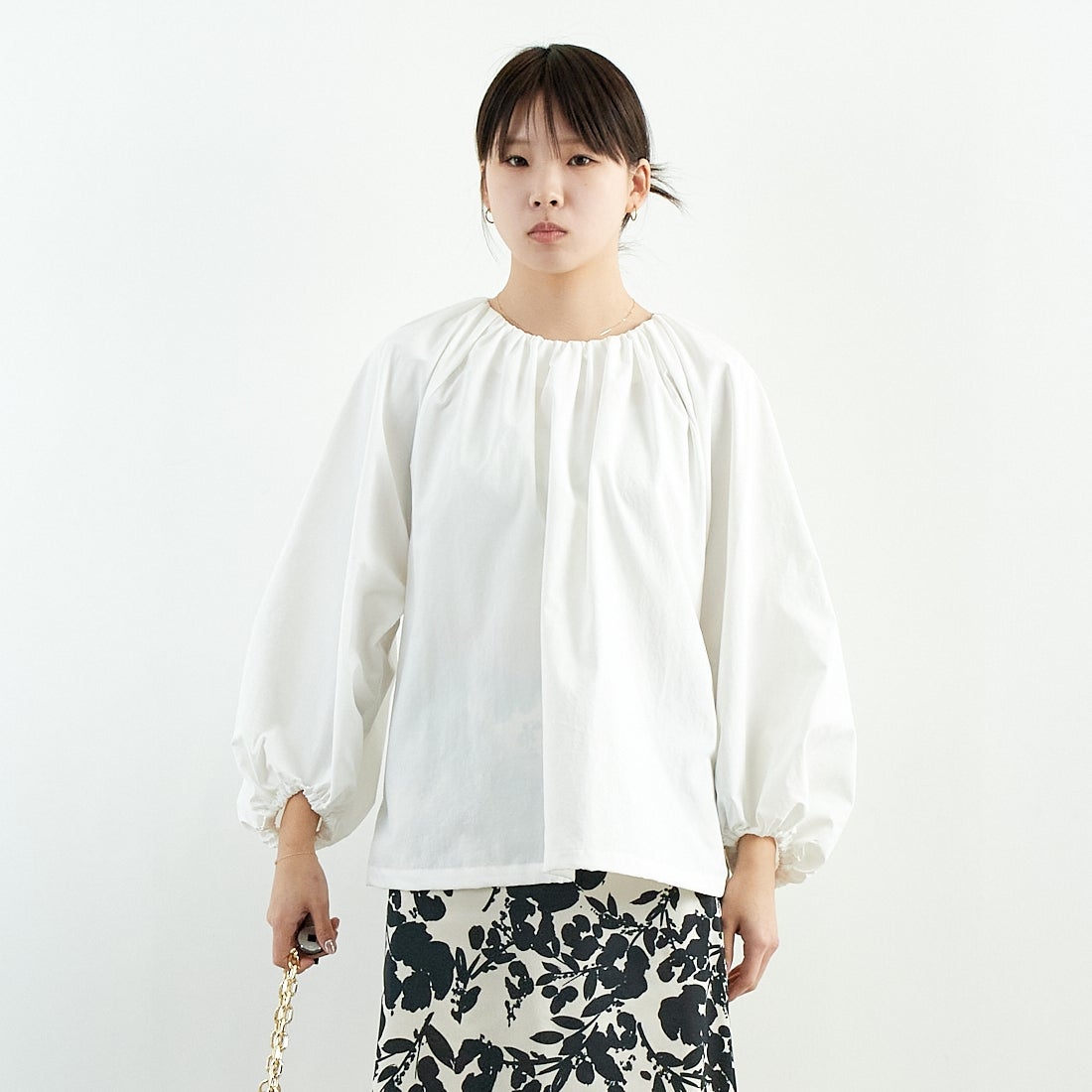 MICA&DEAL [マイカアンドディール] バルーンスリーブブラウス [0125101030] WHITE &&モデル身長：167cm 着用サイズ：F&&