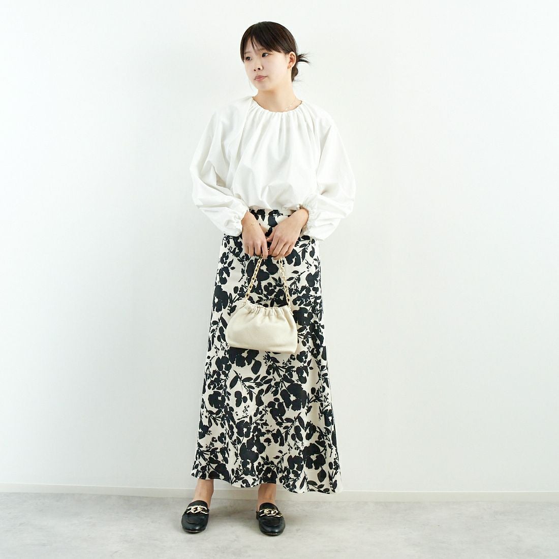 MICA&DEAL [マイカアンドディール] バルーンスリーブブラウス [0125101030] WHITE &&モデル身長：167cm 着用サイズ：F&&