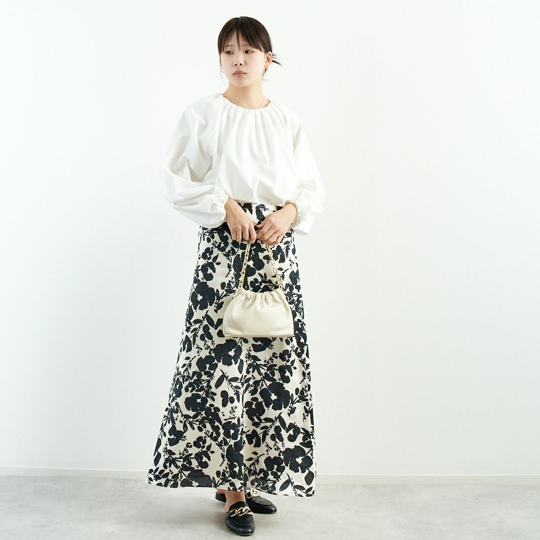 MICA&DEAL [マイカアンドディール] バルーンスリーブブラウス [0125101030] WHITE &&モデル身長：167cm 着用サイズ：F&&