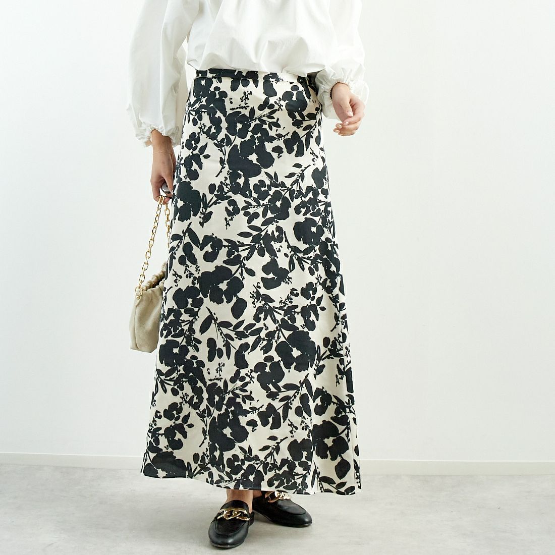 MICA&DEAL [マイカアンドディール] フラワープリントスカート [0125102033] BLACK &&モデル身長：167cm 着用サイズ：F&&