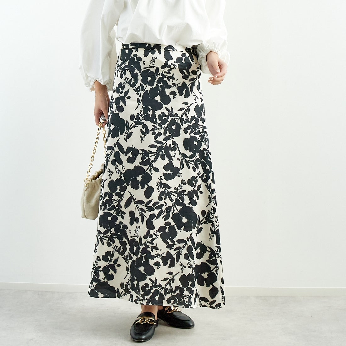 MICA&DEAL [マイカアンドディール] フラワープリントスカート [0125102033] BLACK &&モデル身長：167cm 着用サイズ：F&&