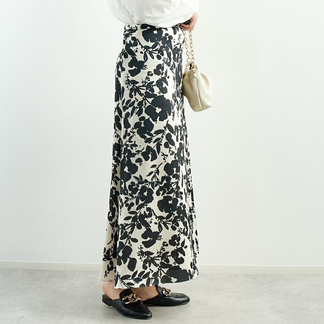 MICA&DEAL [マイカアンドディール] フラワープリントスカート [0125102033] BLACK &&モデル身長：167cm 着用サイズ：F&&