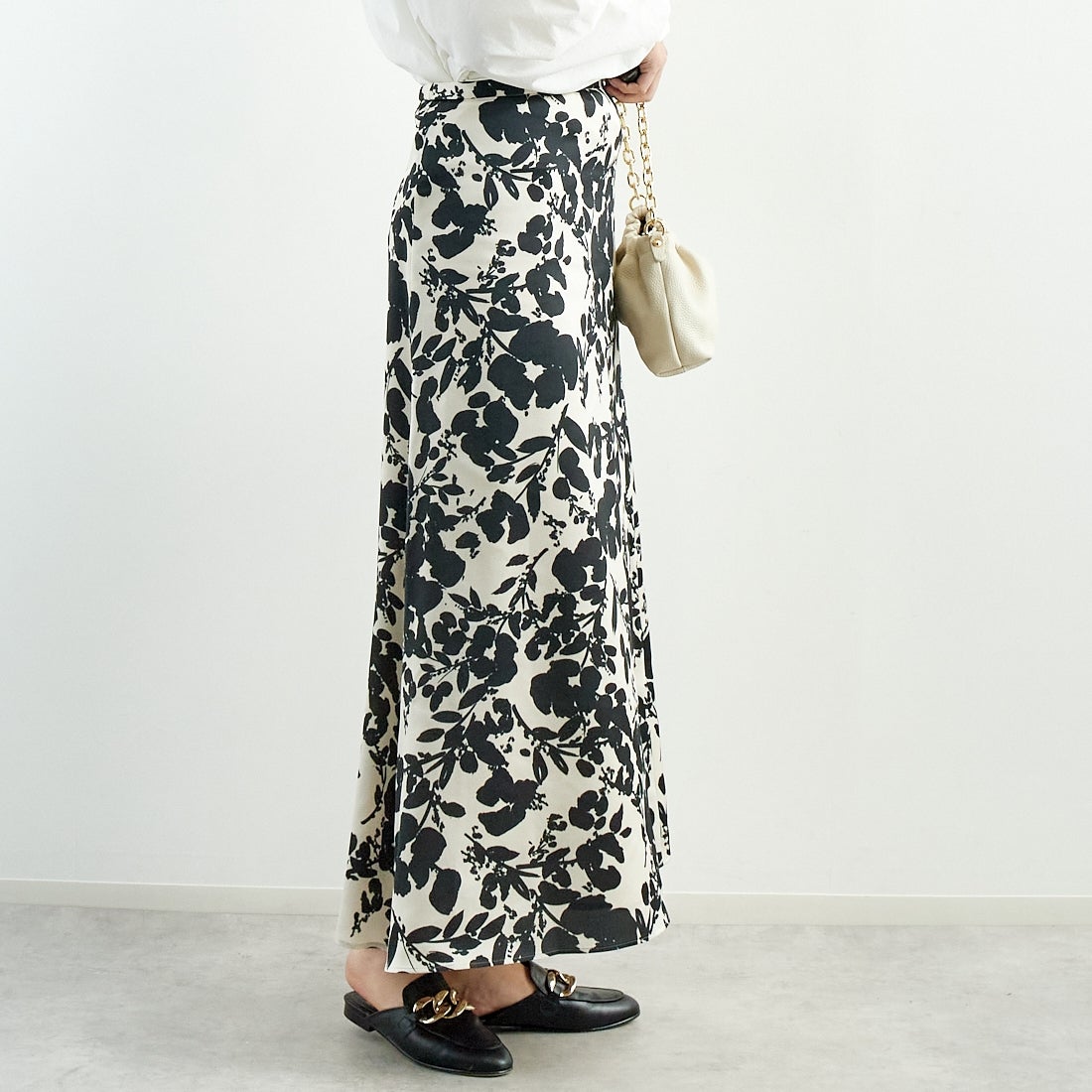 MICA&DEAL [マイカアンドディール] フラワープリントスカート [0125102033] BLACK &&モデル身長：167cm 着用サイズ：F&&