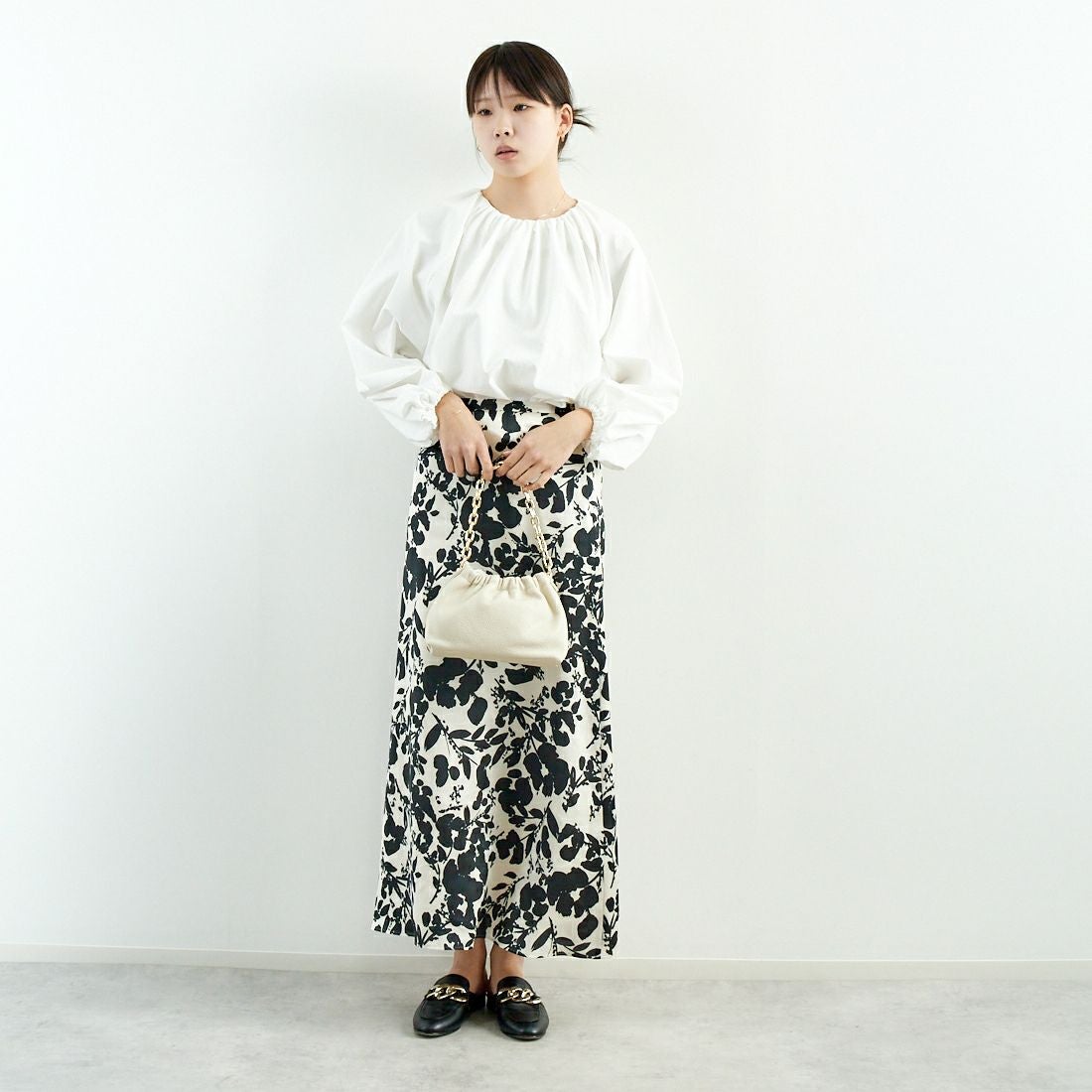 MICA&DEAL [マイカアンドディール] フラワープリントスカート [0125102033] BLACK &&モデル身長：167cm 着用サイズ：F&&