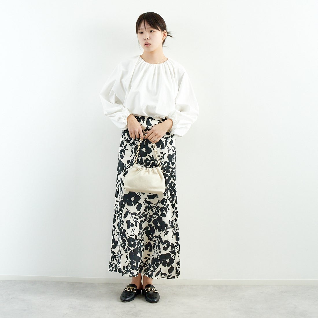 MICA&DEAL [マイカアンドディール] フラワープリントスカート [0125102033] BLACK &&モデル身長：167cm 着用サイズ：F&&